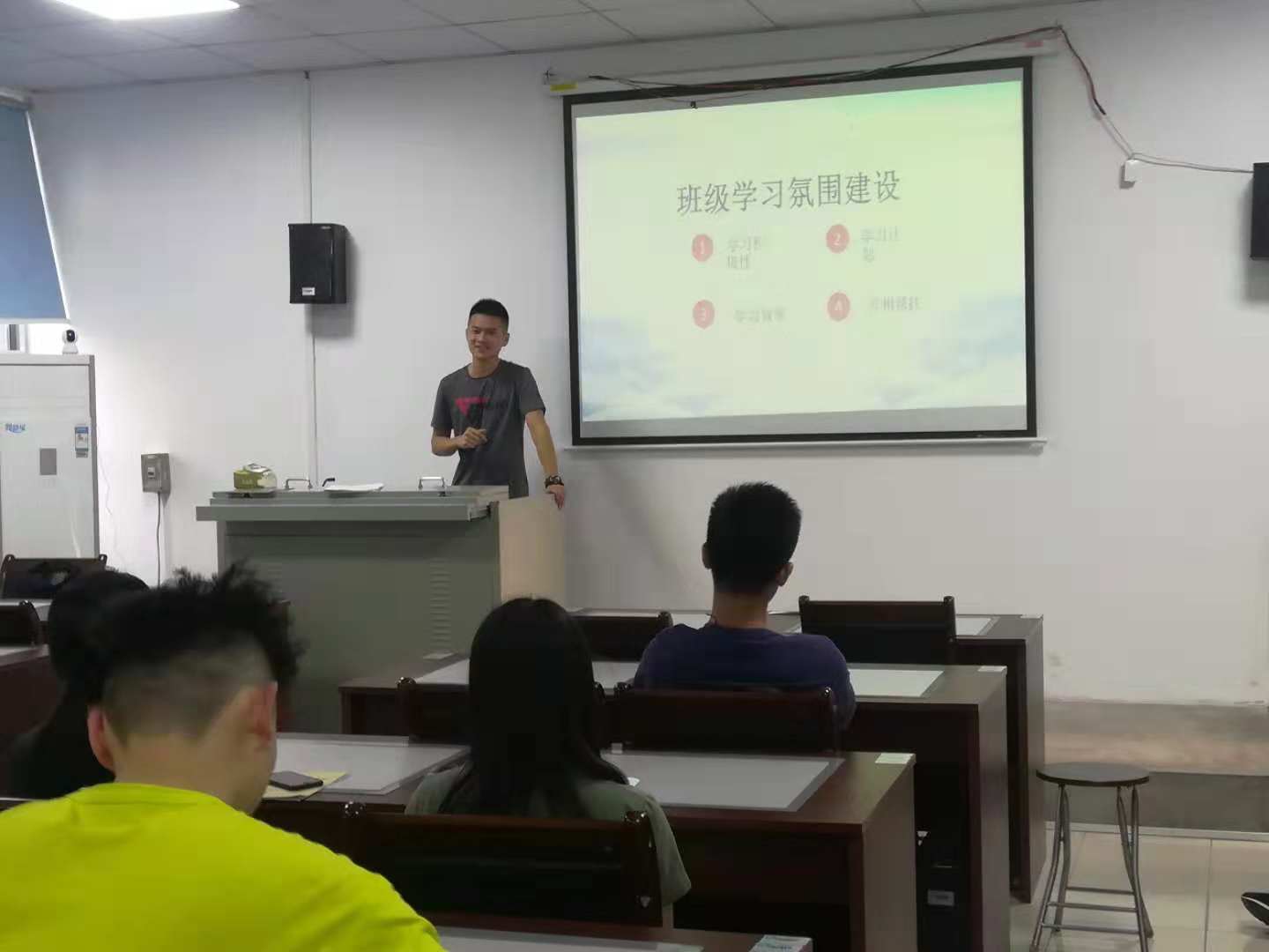化能学院副院长陈佰满给学生上班会课2-1-.jpg