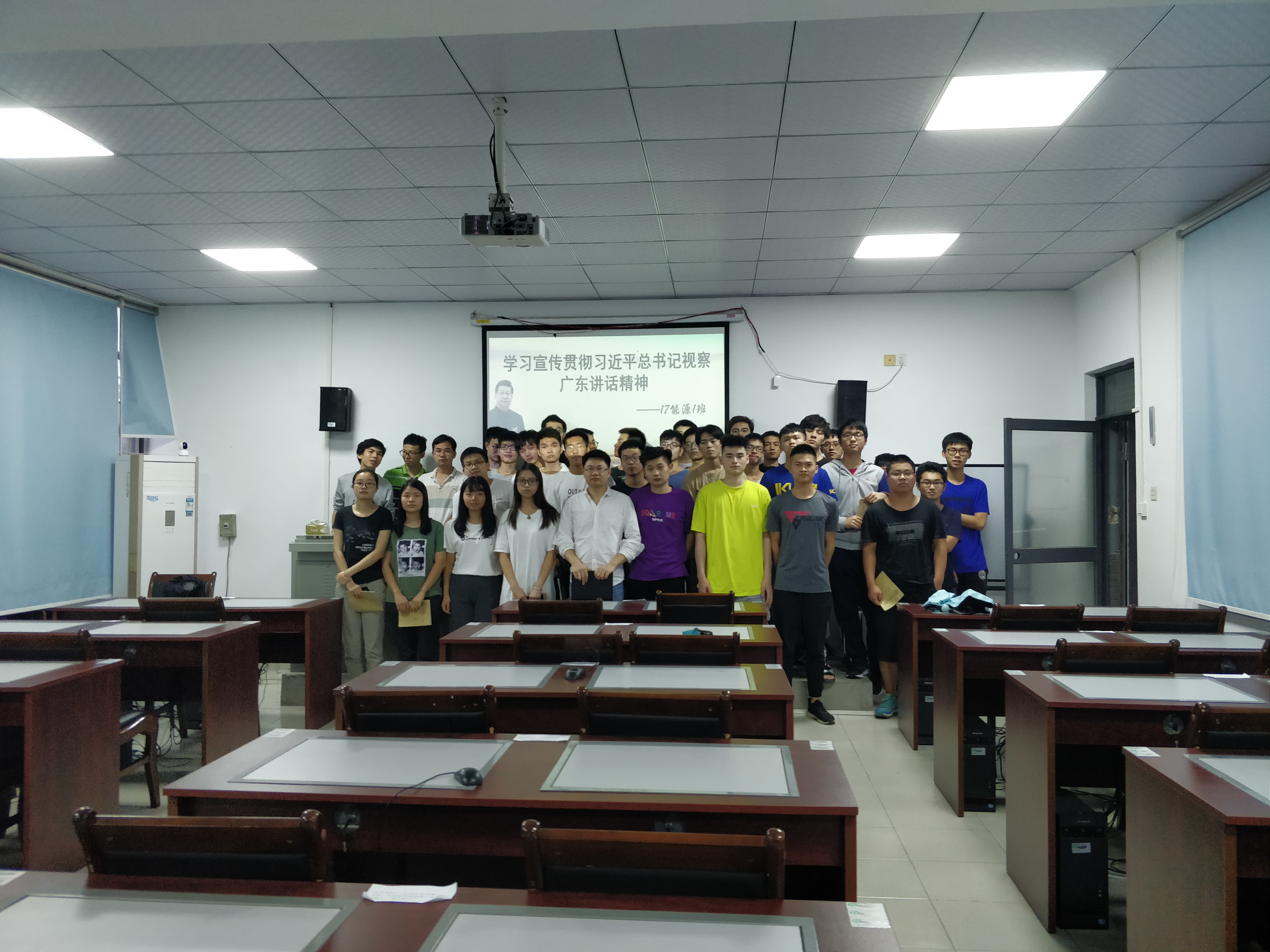 化能学院副院长陈佰满给学生上班会课3.jpg