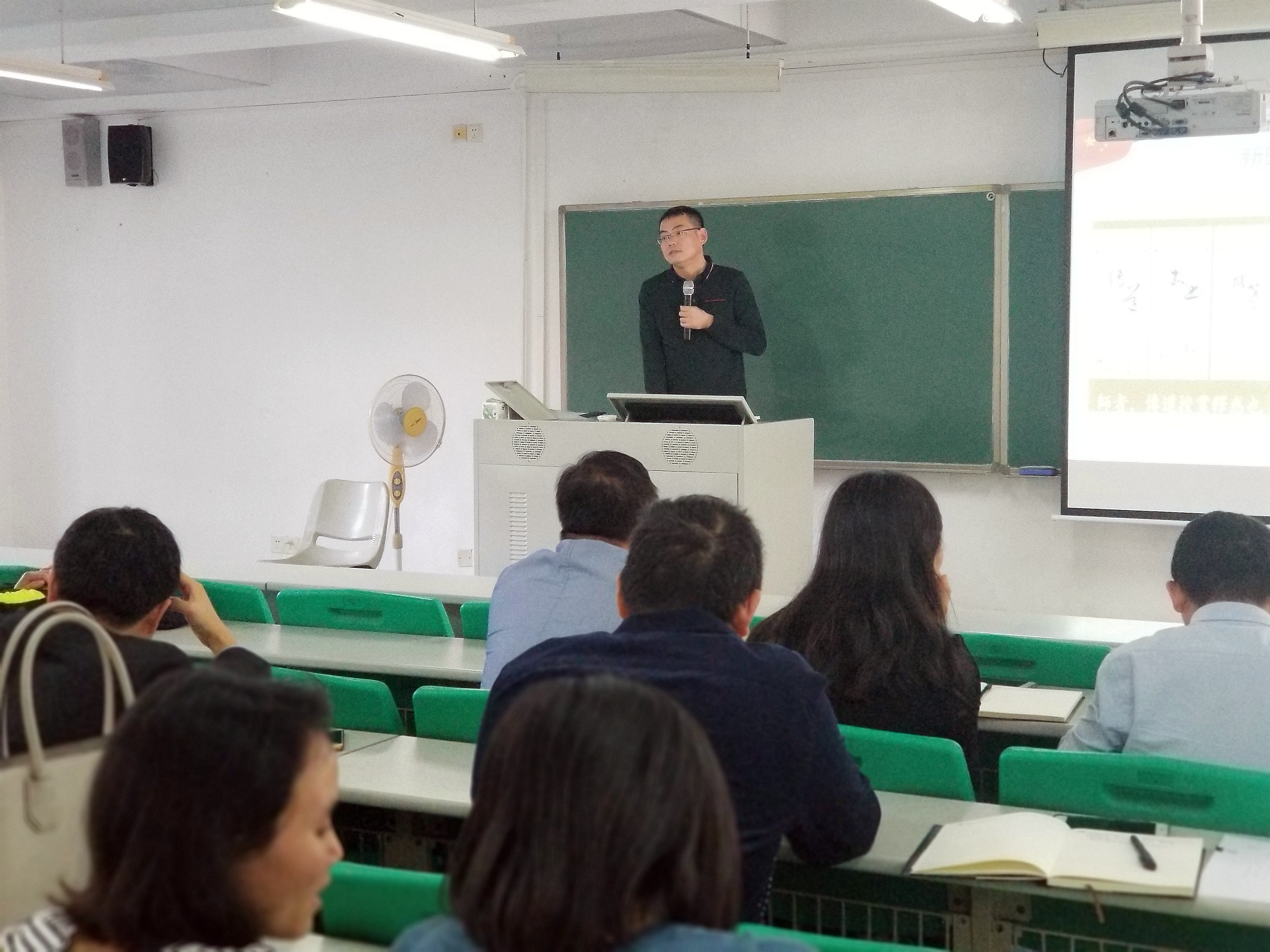 化能学院教职工集体学习-新时代高校教师职业行为十项准则-等文件1.jpg