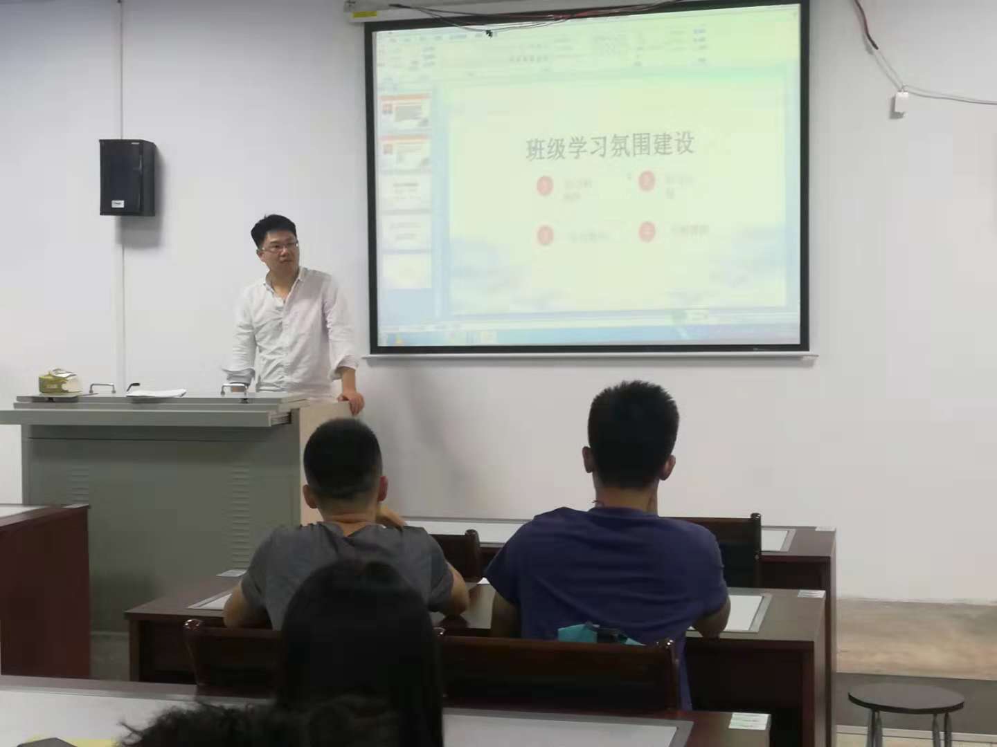 化能学院副院长陈佰满给学生上班会课2-2-.jpg