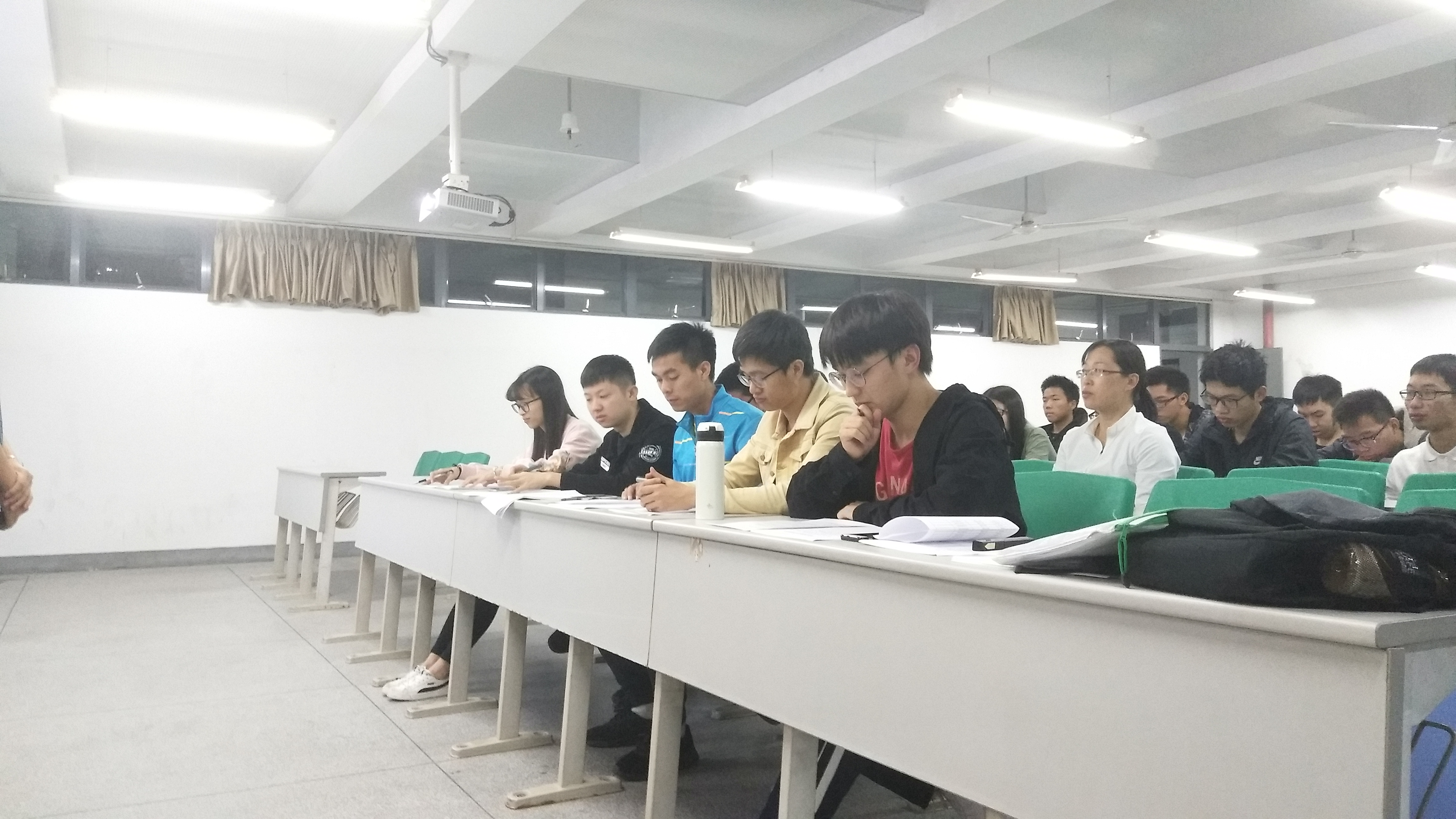 化能学院学生党支部顺利召开预备党员转正答辩大会2.jpg